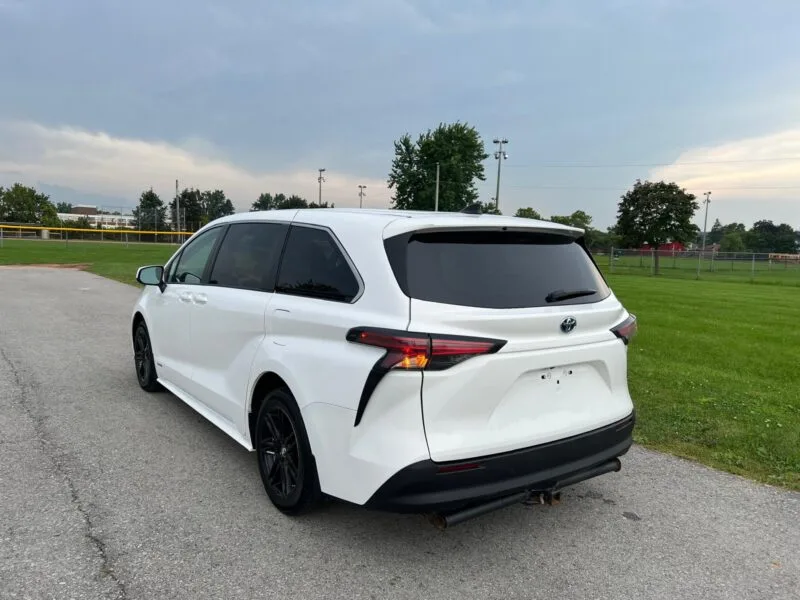 2021 Toyota Sienna LE Hybrid